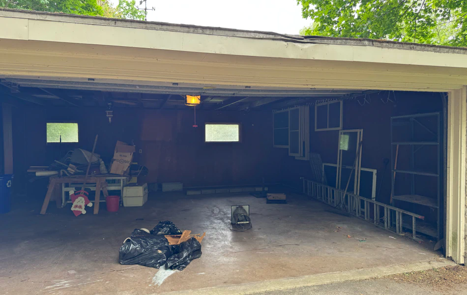 Garage, Estate & Hoarding Cleanouts (1) Garage, Estate & Hoarding Cleanouts (1)